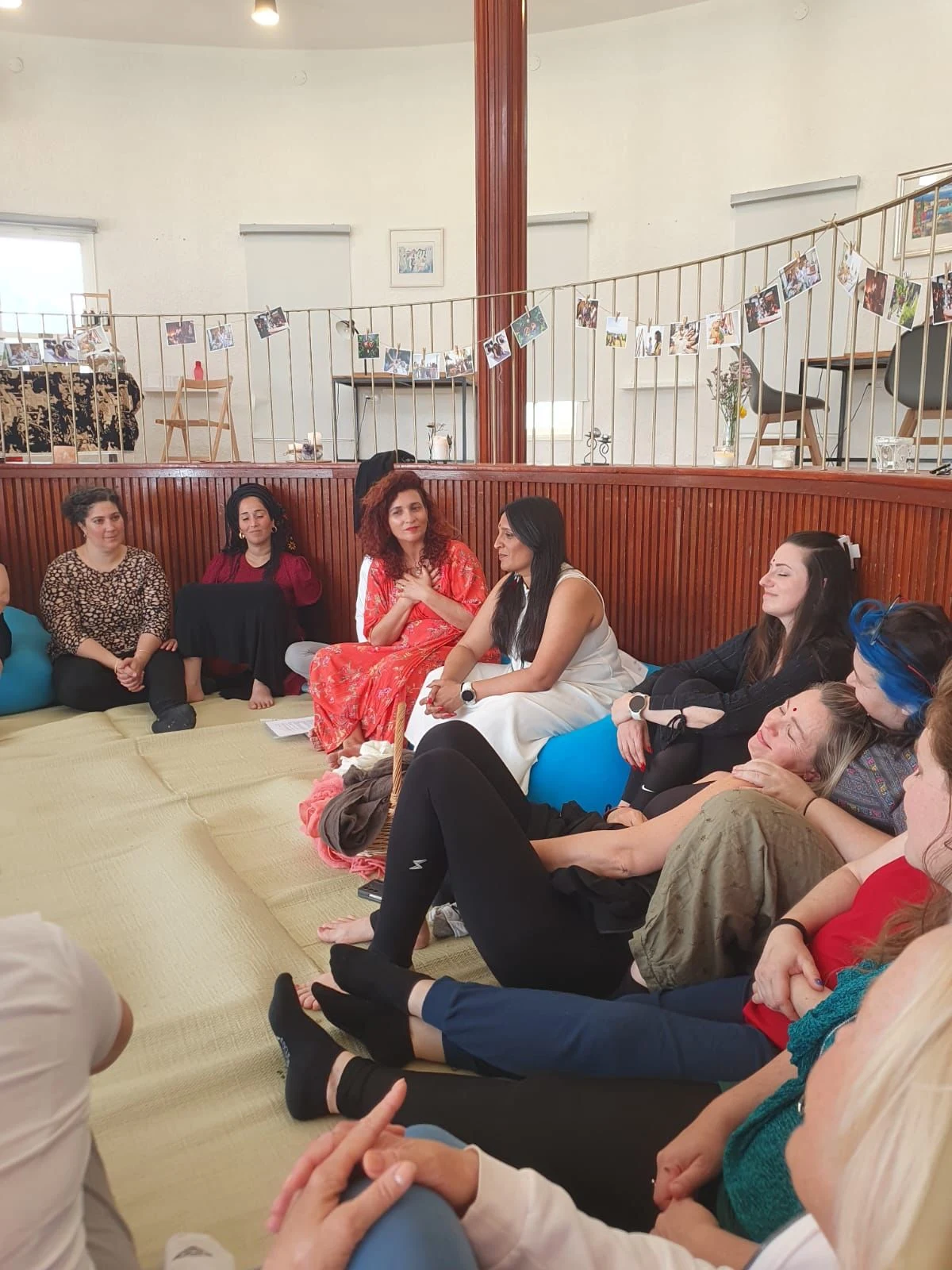 הילה במפגש שיתוף במעגל נשים