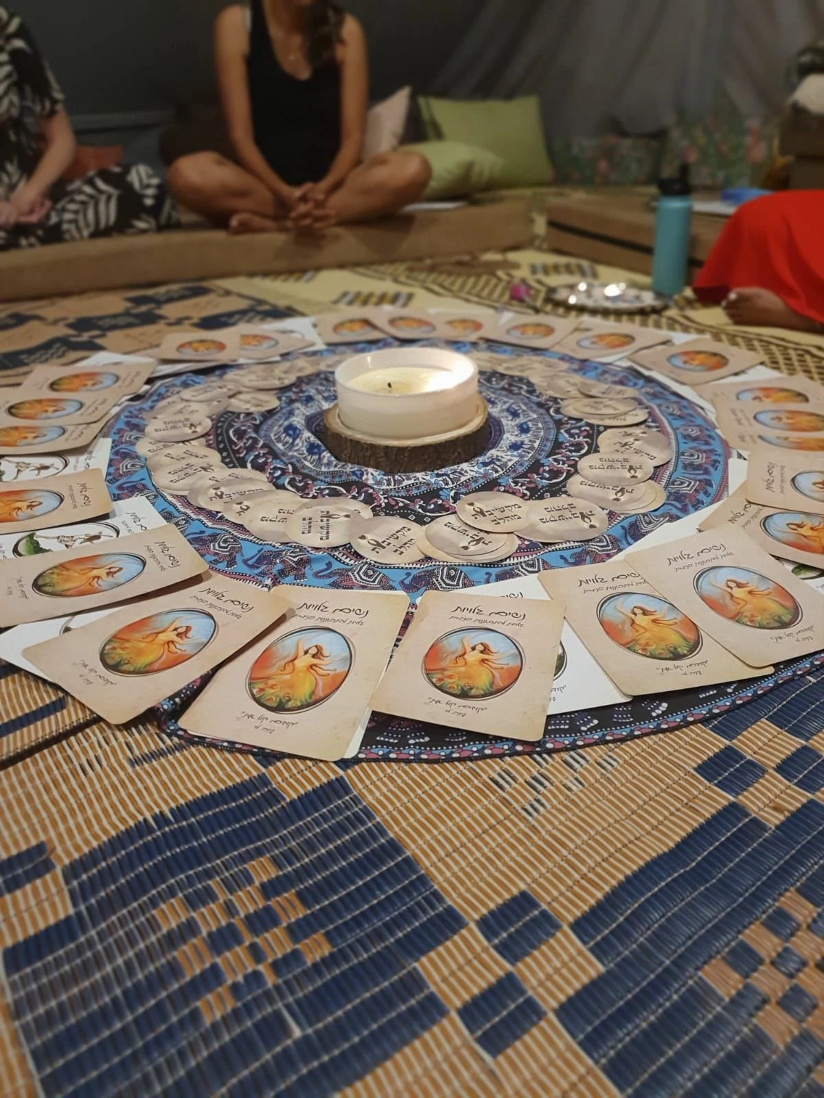 קלפים ונר במרכז מעגל מפגש